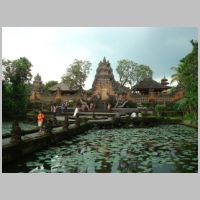 The gate of Balinese Hindu temple, Pura Taman Saraswati, dedicated to the goddess Sarasvati, Ubud, Bali, photo Arabsalam, Wikipedia.JPG